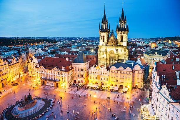 night-prague-old-town-square-picture-id537611030.jpg