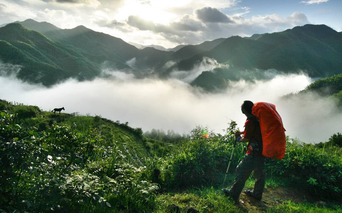诗路小镇风光————登山运动.jpg